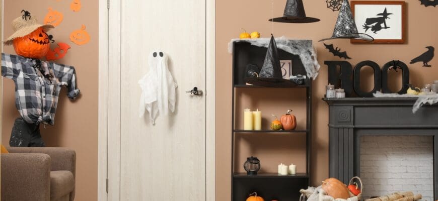 Interior,Of,Living,Room,Decorated,For,Halloween,With,Door,And